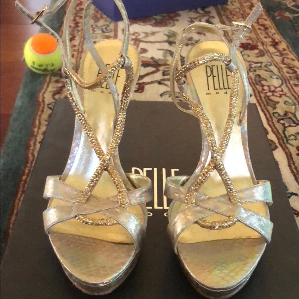 Pelle mode or metallic platform sandal